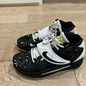 BASKETBALL OR VOLLEYBALL SHOES KIDS SIZE 6
